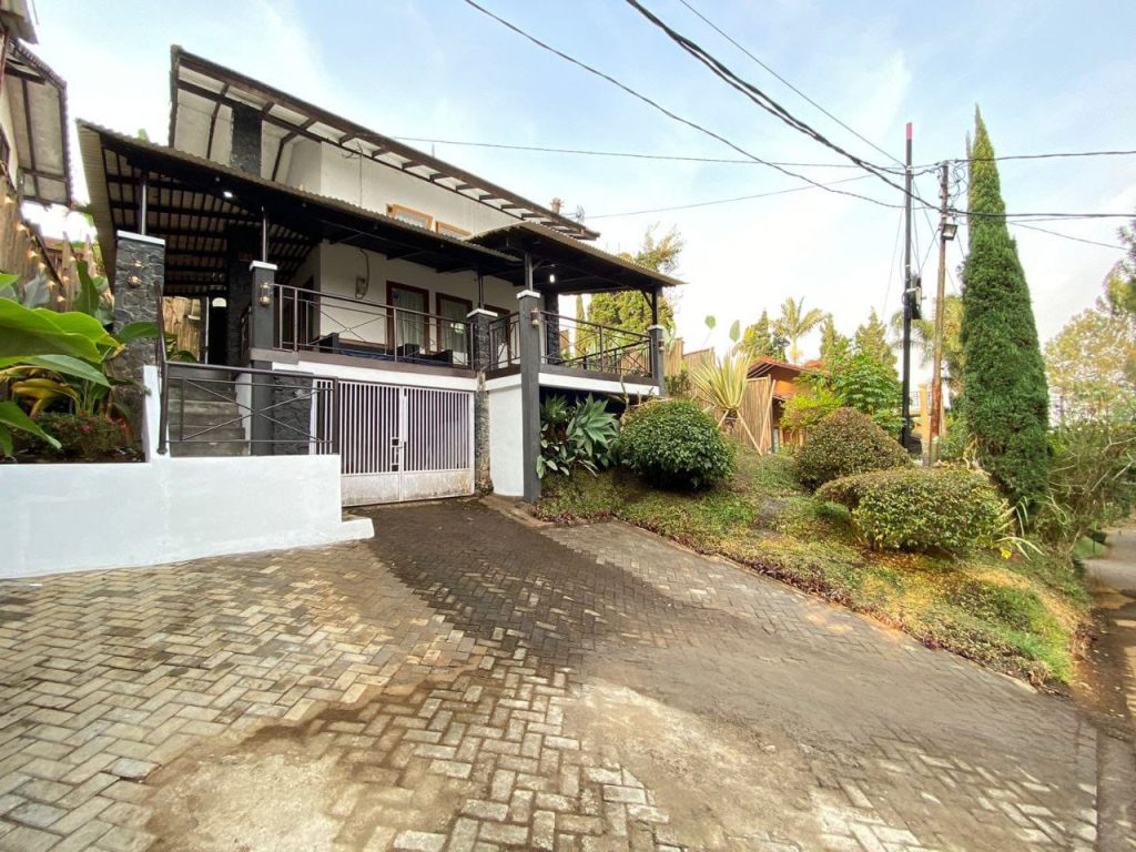 Villa Chalatea tampak siang