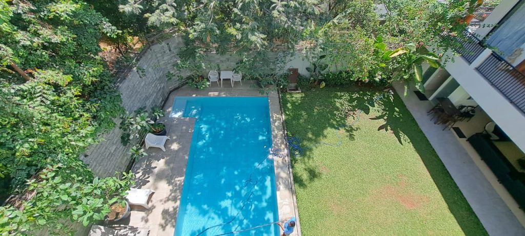 kolam renang tampak atas