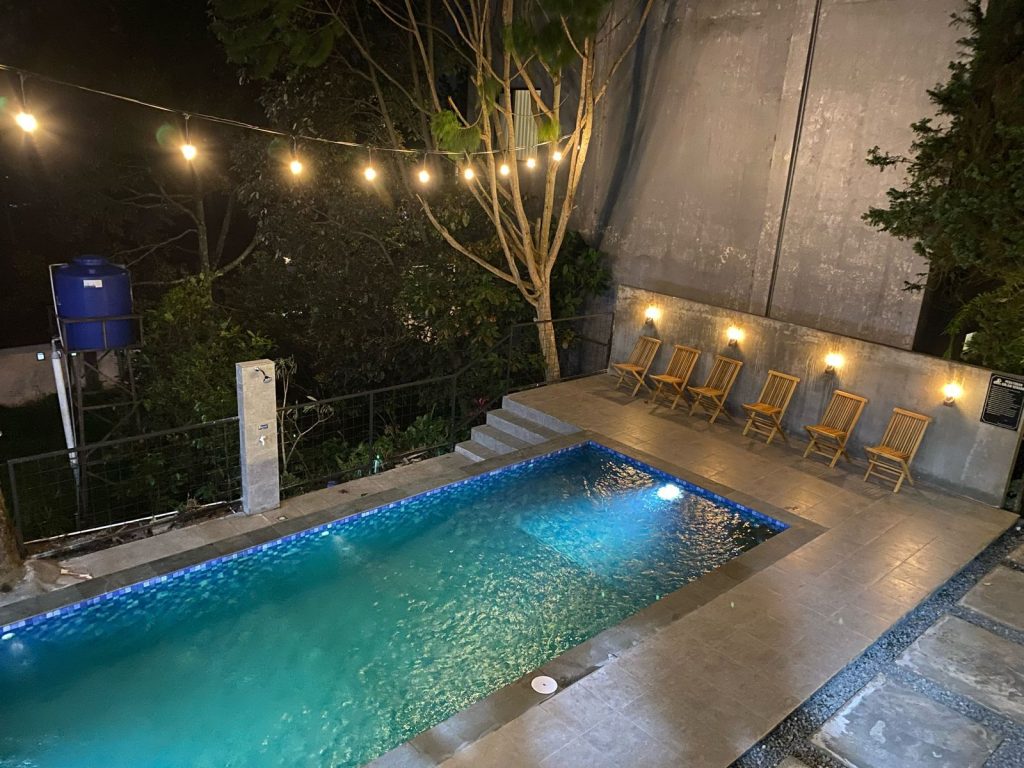 kolam renang view dari balkon