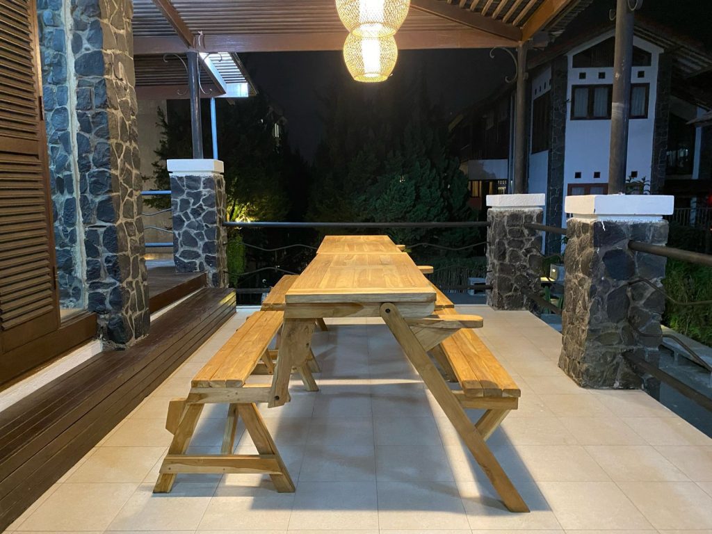 meja di balkon