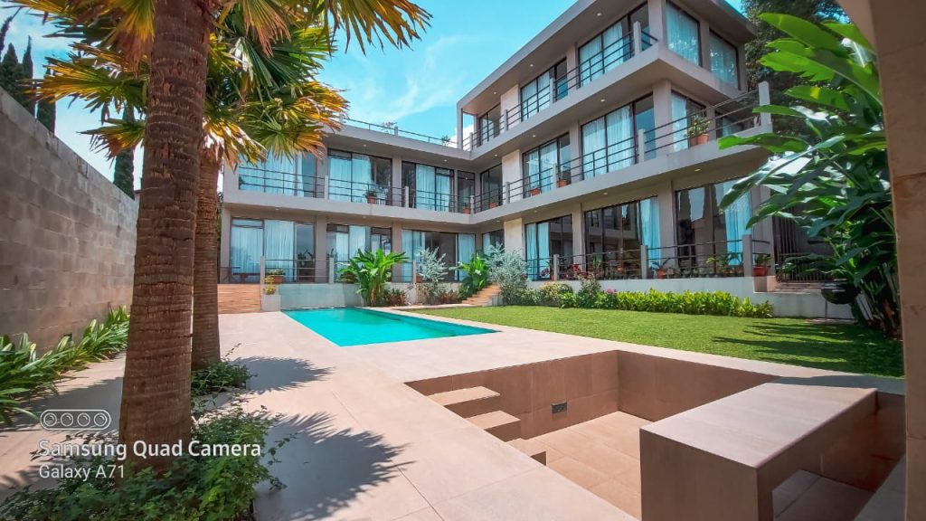 Halaman dan kolam renang